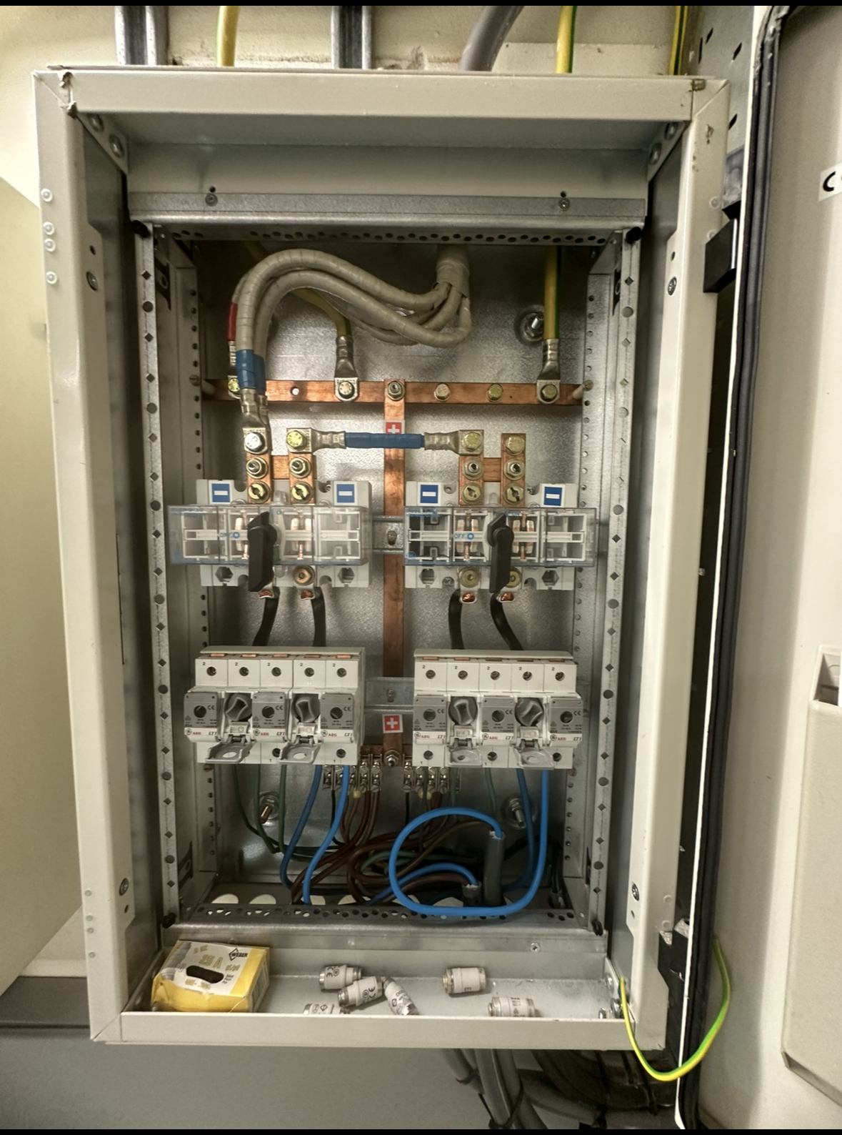 Open technische kast voor service