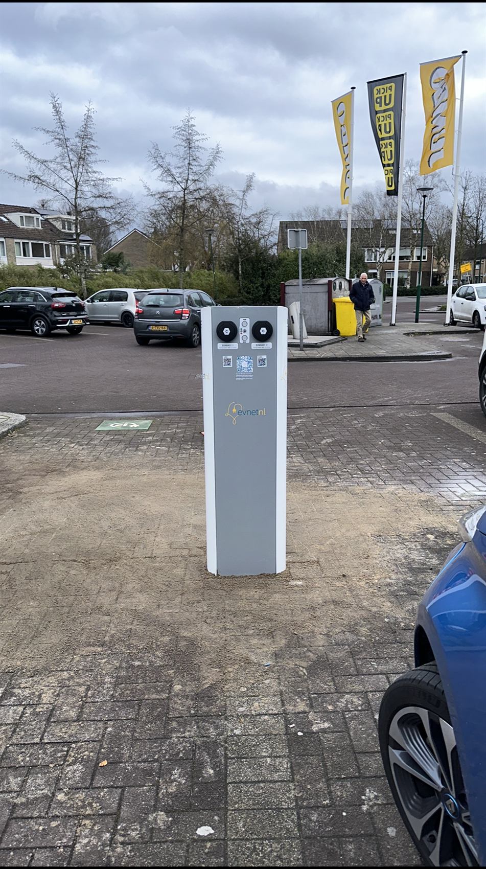 Vrijstaande laadpaal op locatie