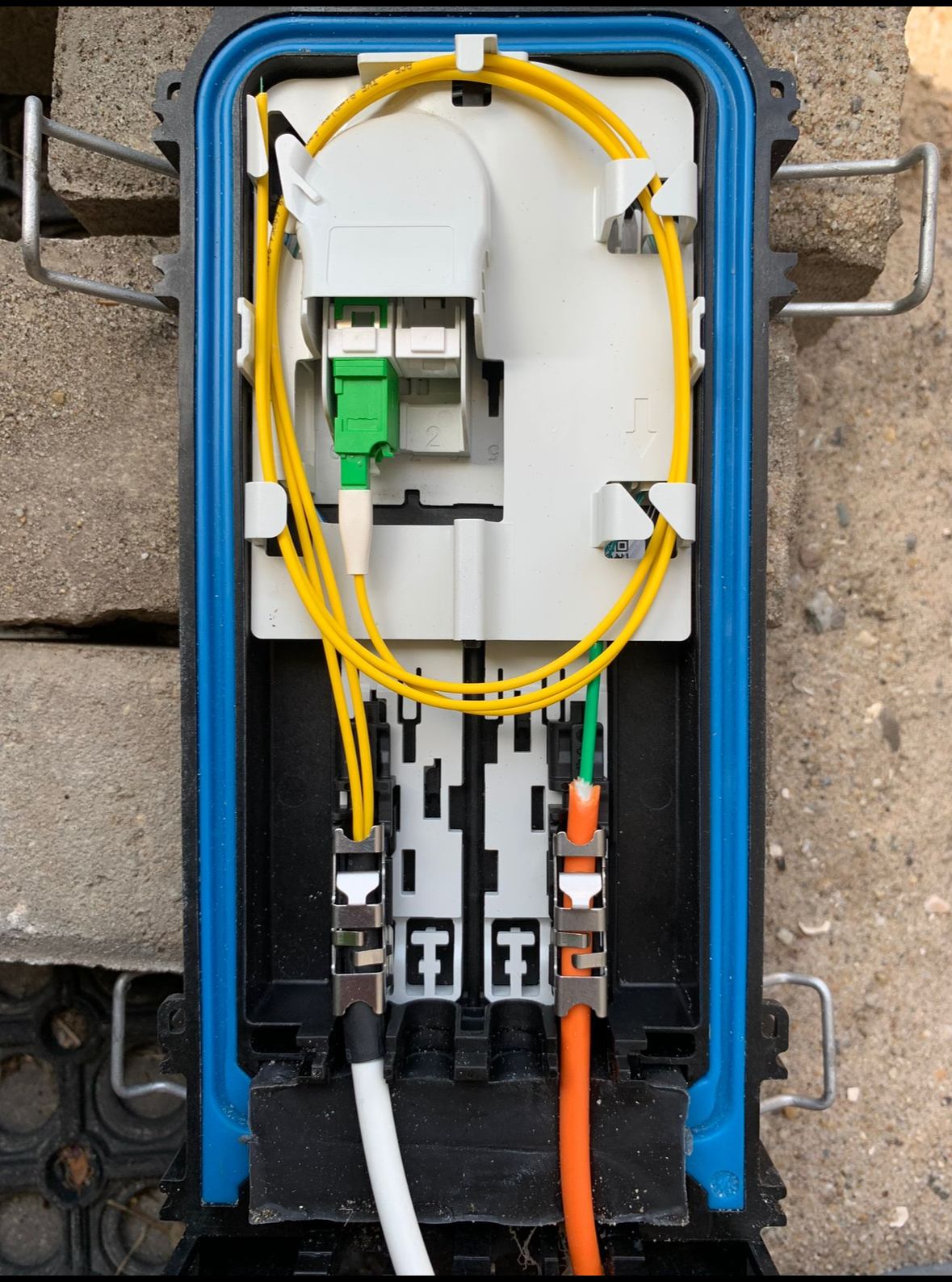 Buitenmodule met glasvezelbekabeling
