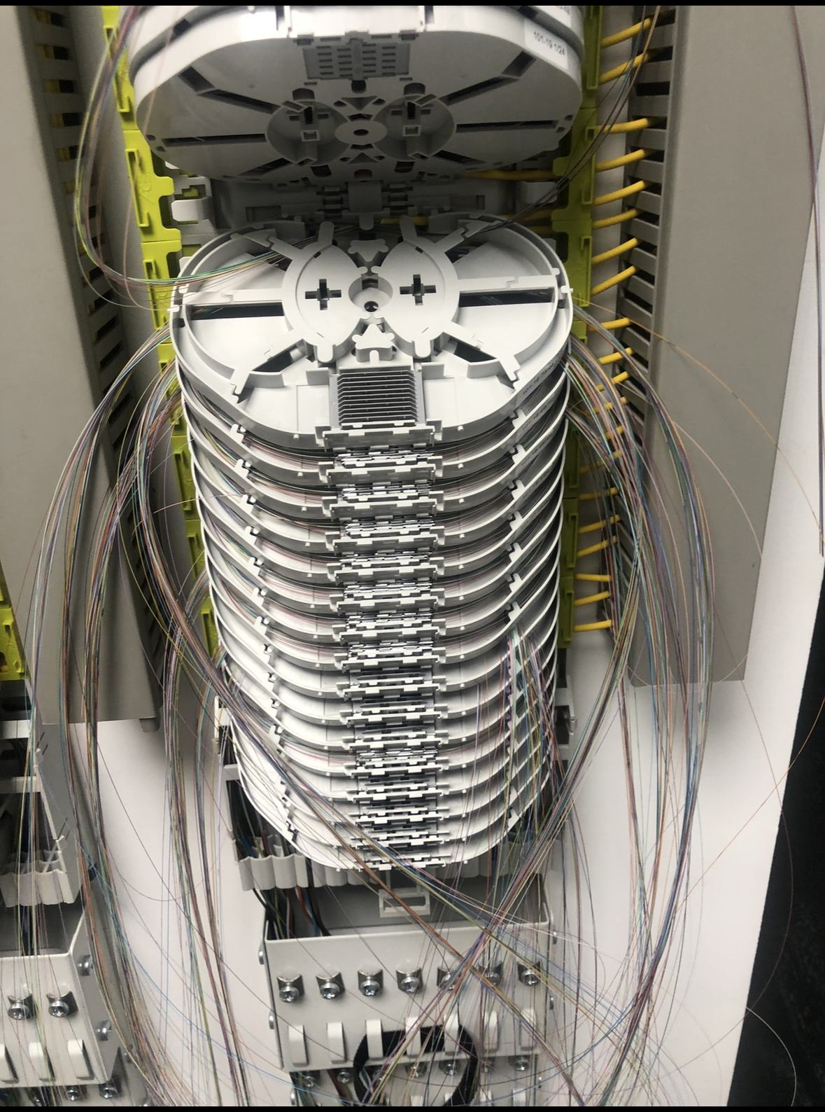 Glasvezeltray met netjes gelegde vezels